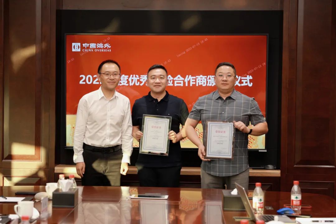 中海发展工程部副总经理冯总为乐居工程咨询颁发荣誉.jpg